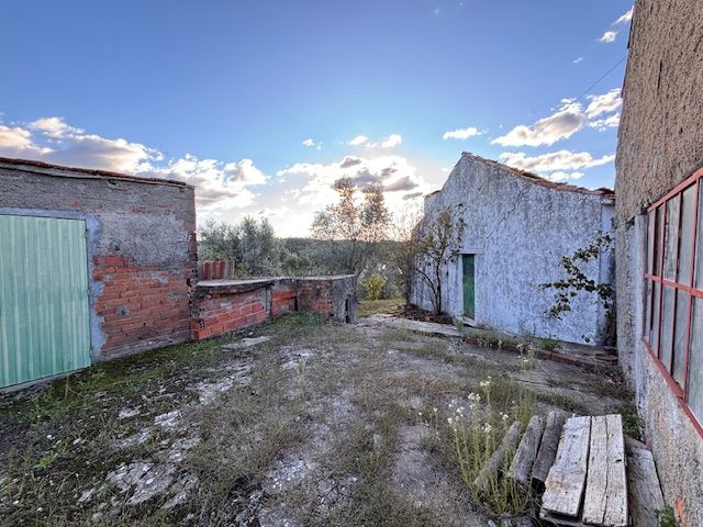 Casa em ruínas c/terreno 2 / 5
